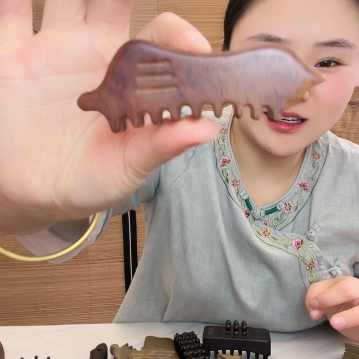 红贵宝小号脸梳瑕疵