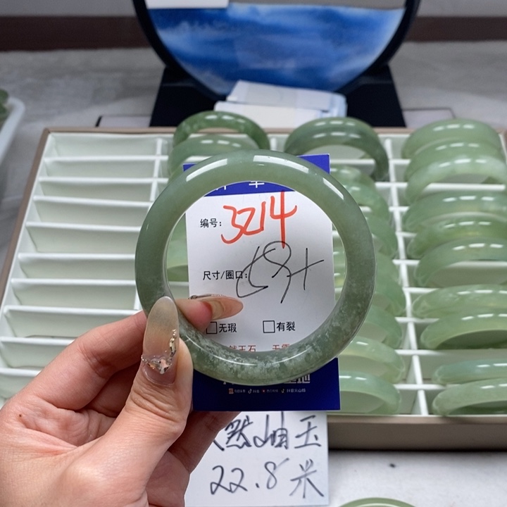 蛇纹石玉手镯未镶嵌