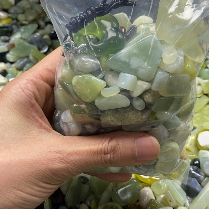 蛇纹石玉鱼缸石未镶嵌