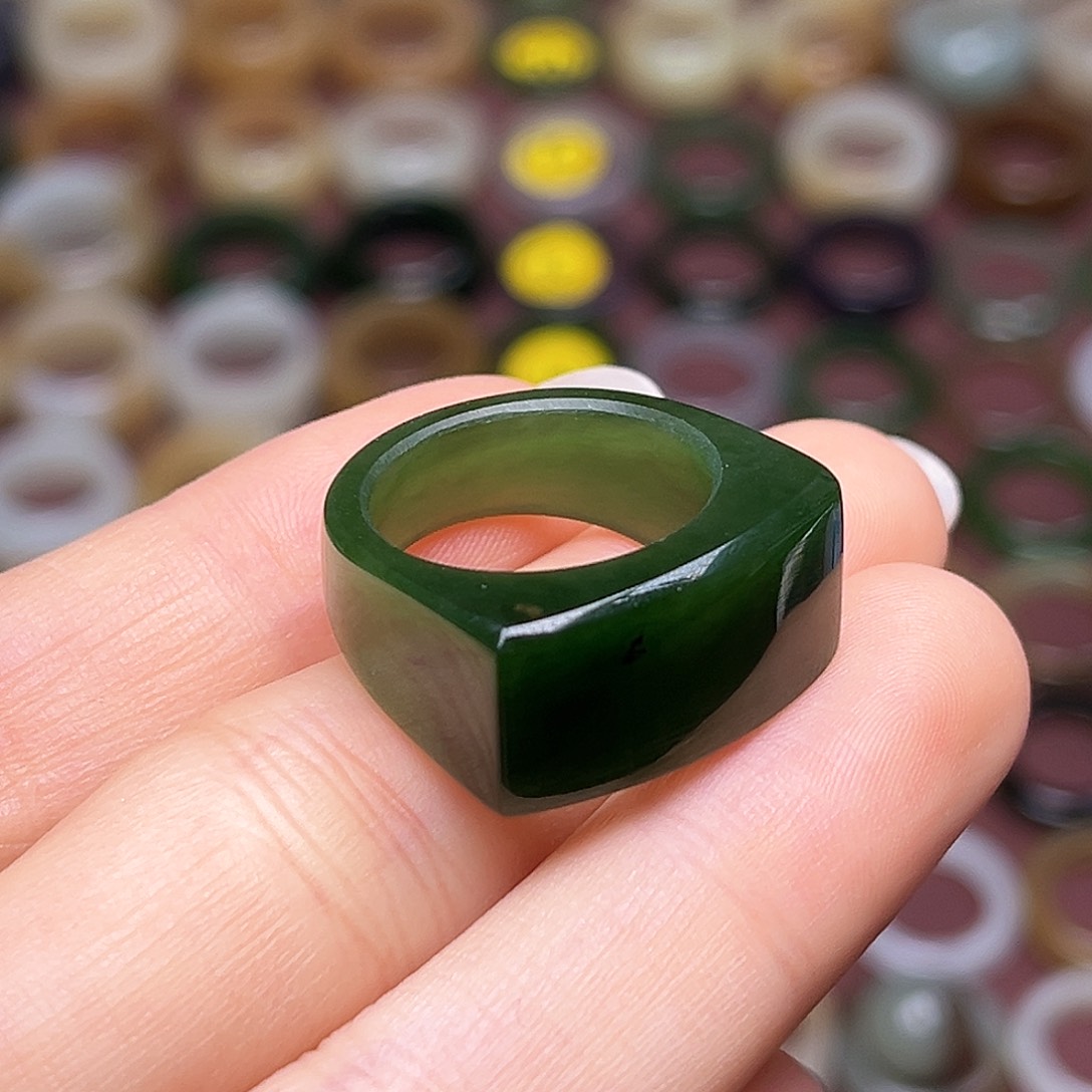 和田玉未镶嵌戒指17.4红皮菠菜马鞍