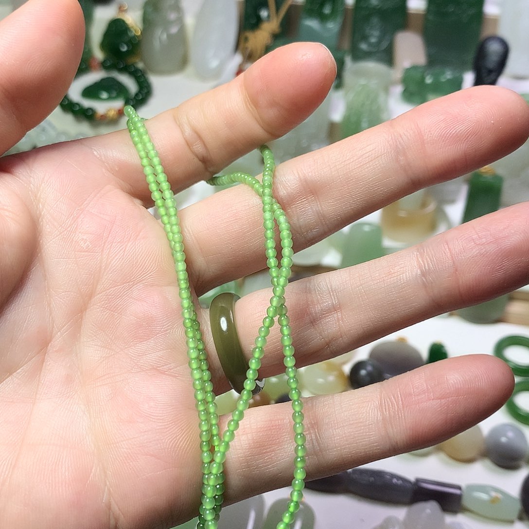 颈饰未镶嵌和田玉（碧玉）