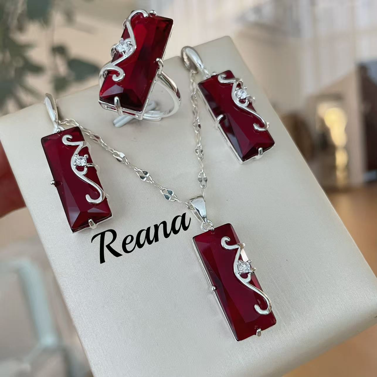 钛钢耳饰 拉花长方钻（红色）