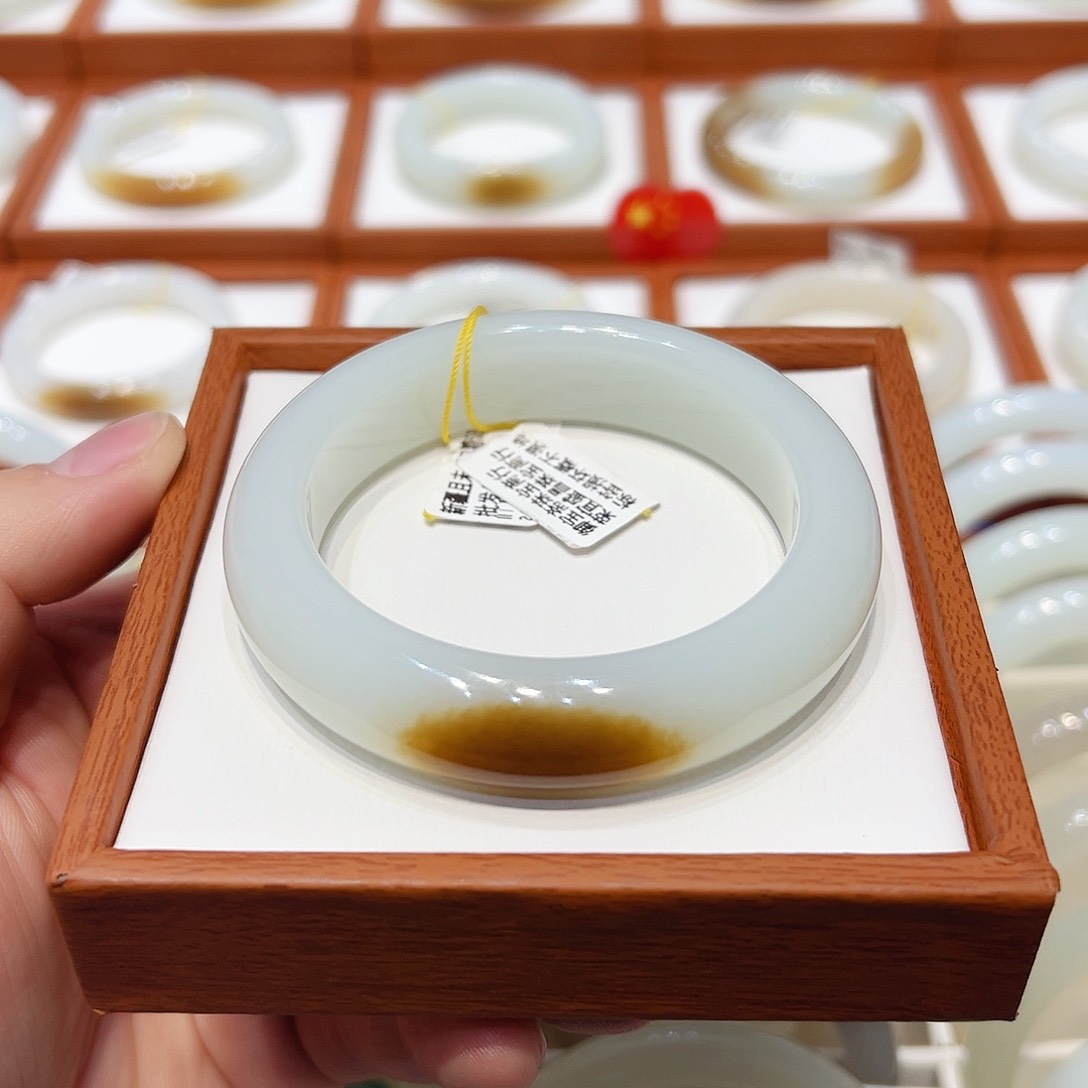 和田玉手镯未镶嵌且末一口糖