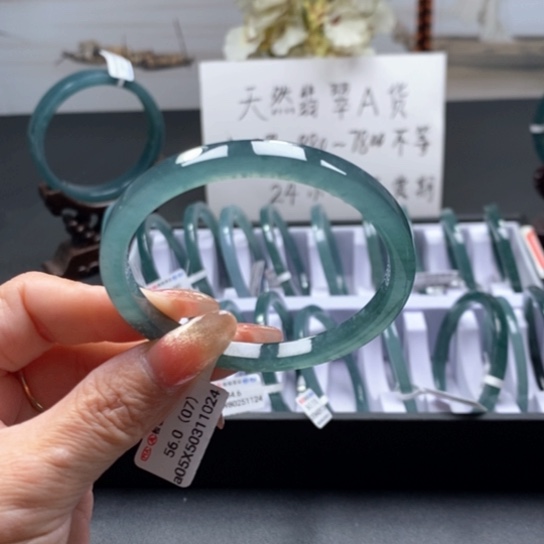 翡翠手镯未镶嵌花**哇
