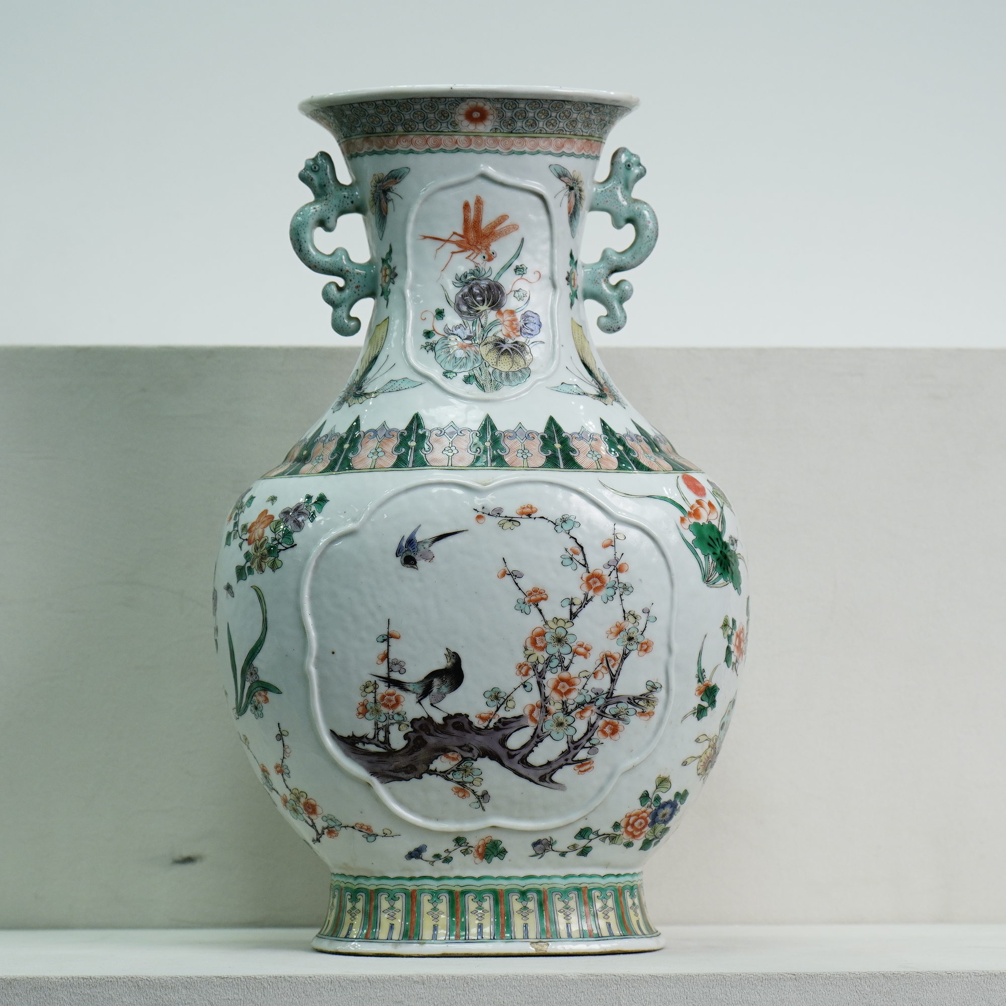 【光绪】五彩堆雕开窗花鸟纹双耳尊