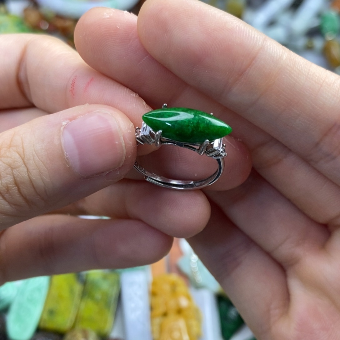 翡翠未镶嵌颈饰和*