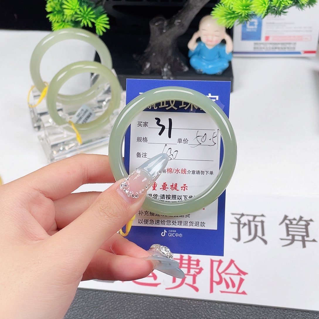 和田玉手镯未镶嵌