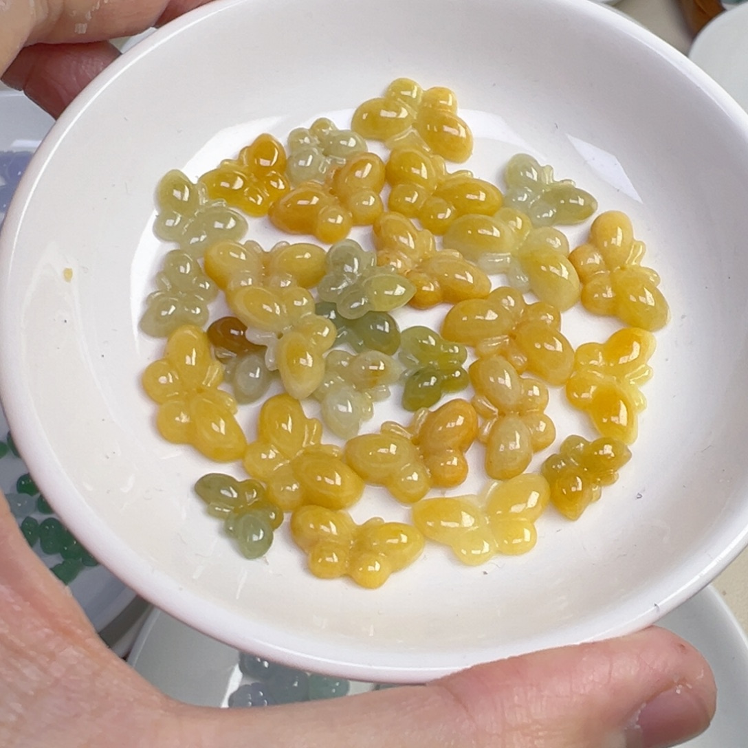 翡翠散珠鸡蛋黄蝴蝶一个