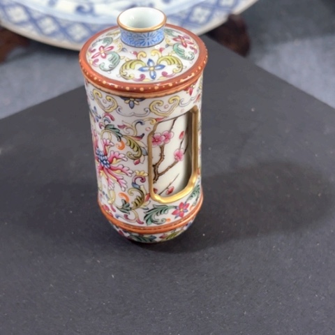 7*一个粉彩转心鼻炎壶