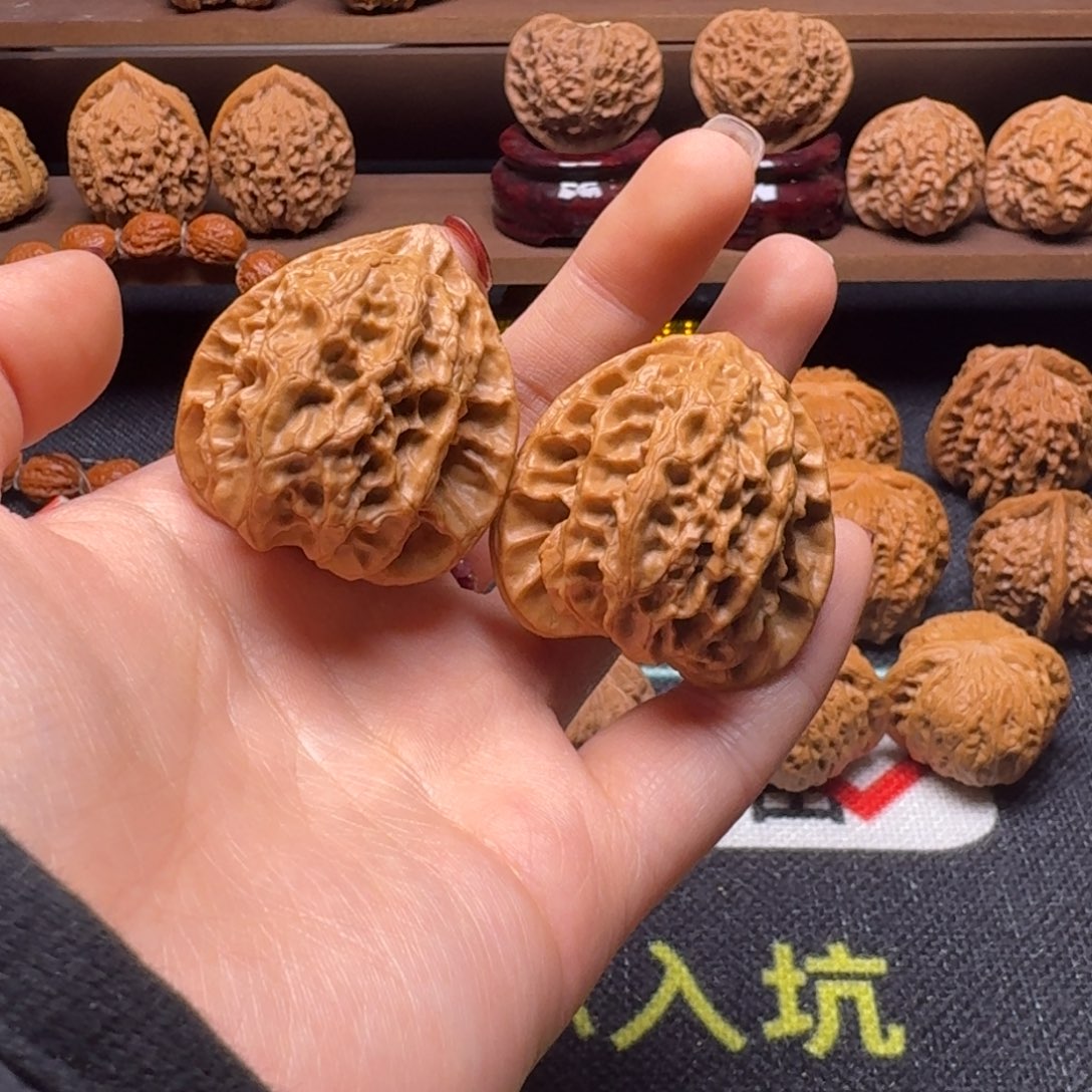 文玩核桃吊坠39梨木台