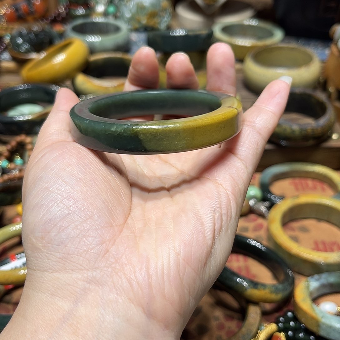 岫岩河磨玉（透闪石质玉）手镯未镶嵌龙*