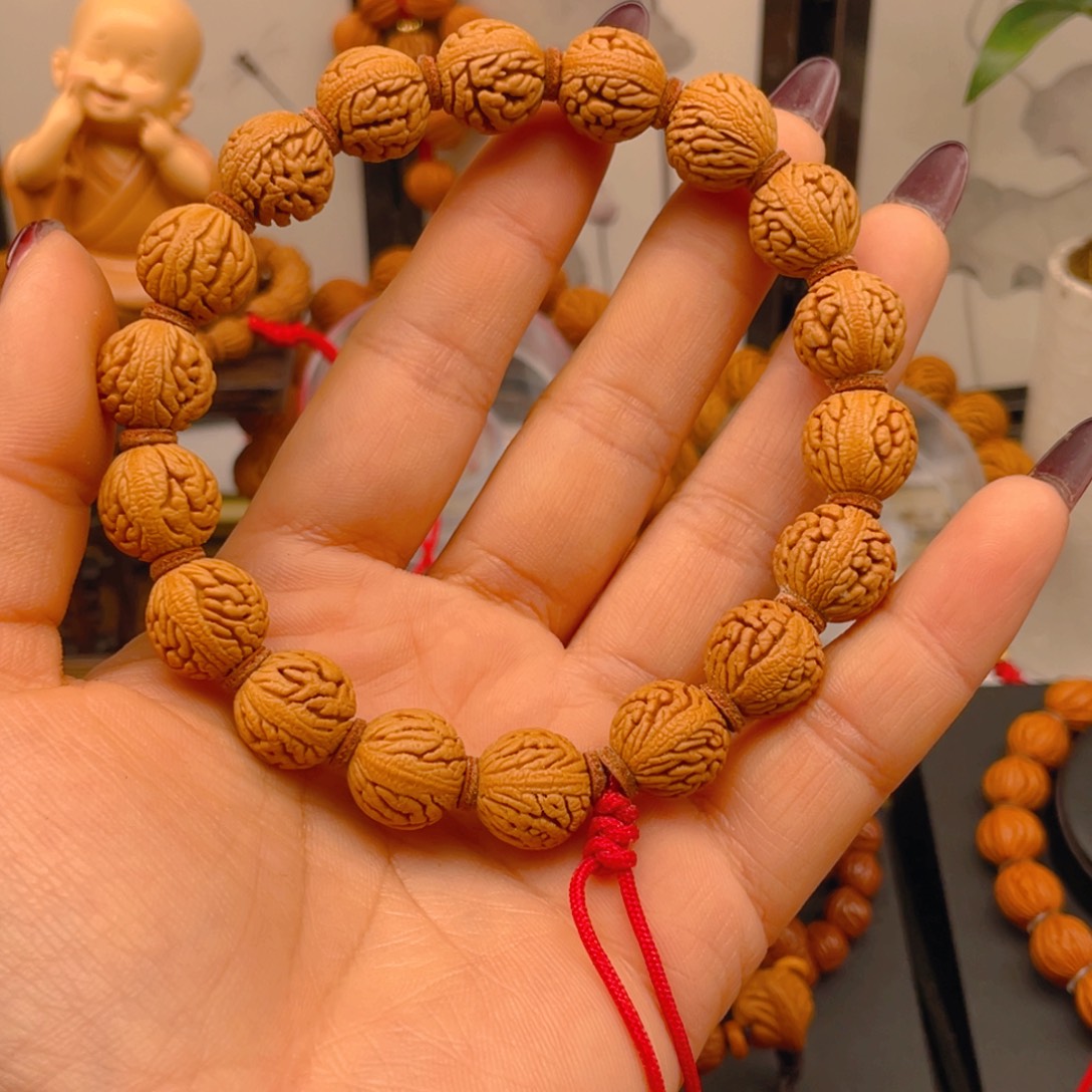 抖***寞桃核手串红红火火。红红火火