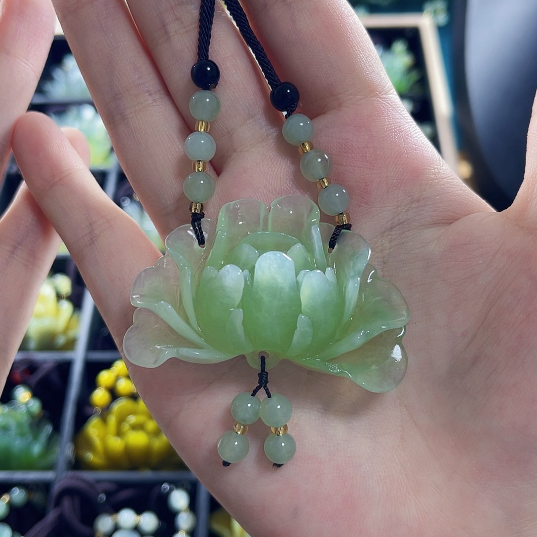 蛇纹石玉颈饰合金