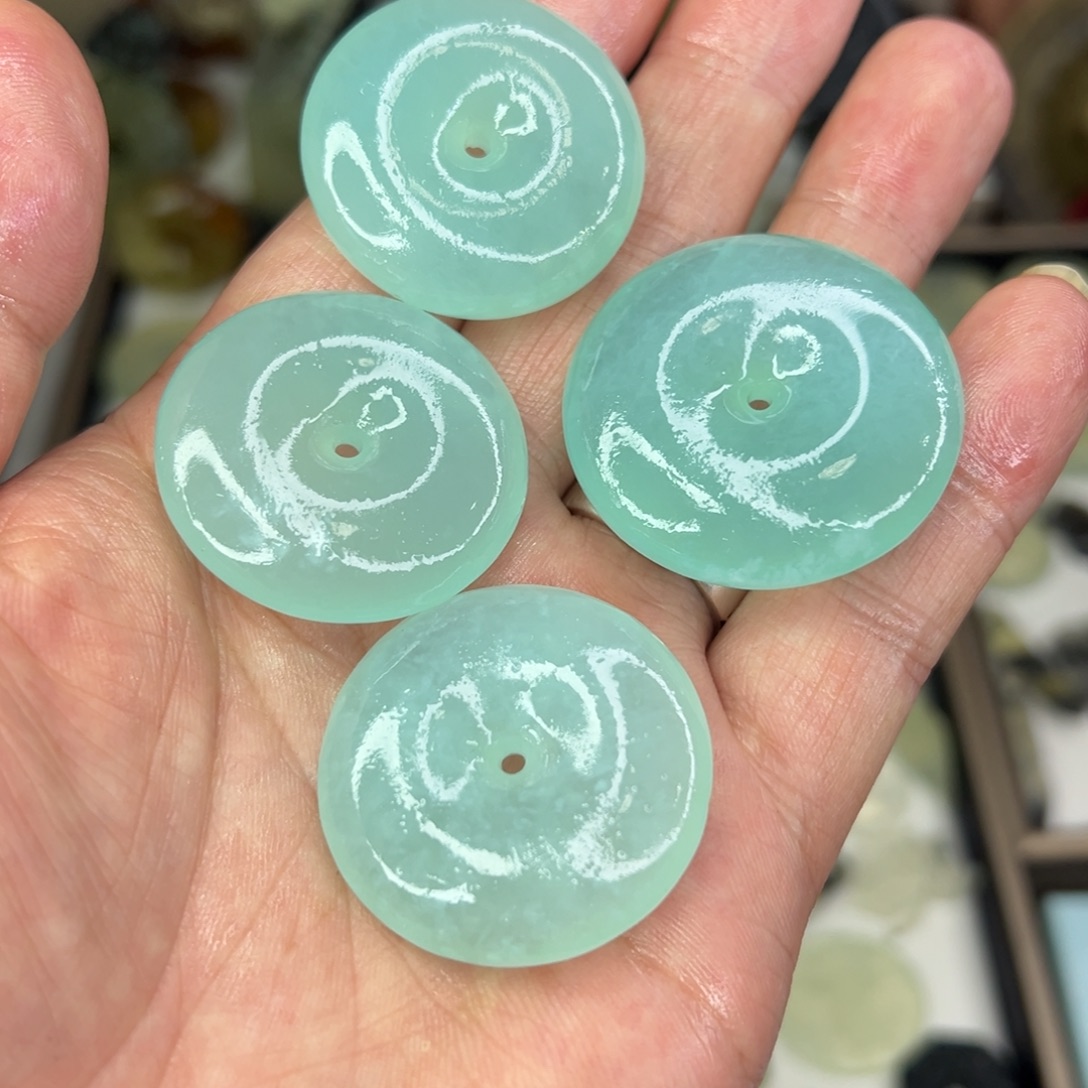 喜***斋岫玉未镶嵌颈饰天青洞