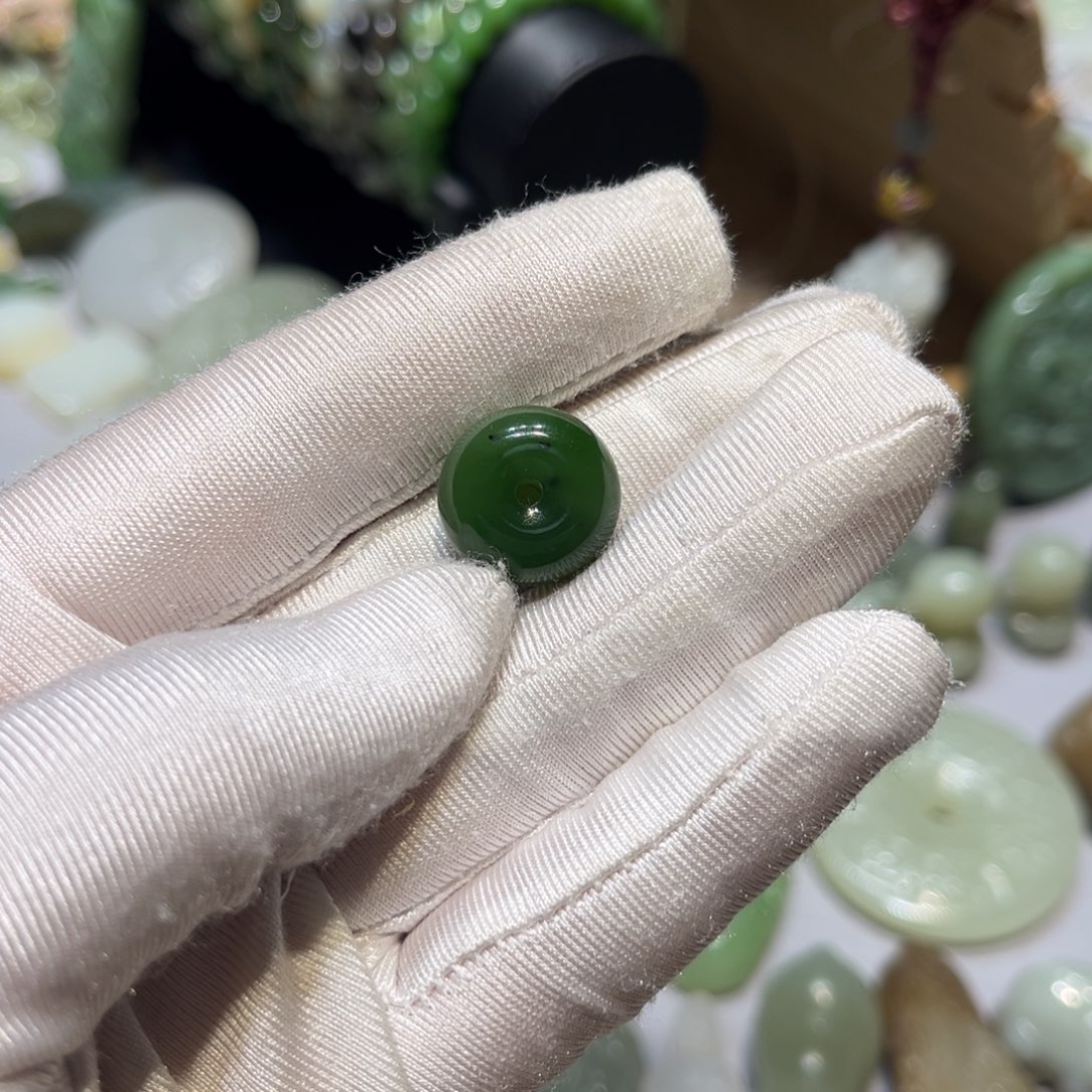 士***族和田玉未镶嵌颈饰