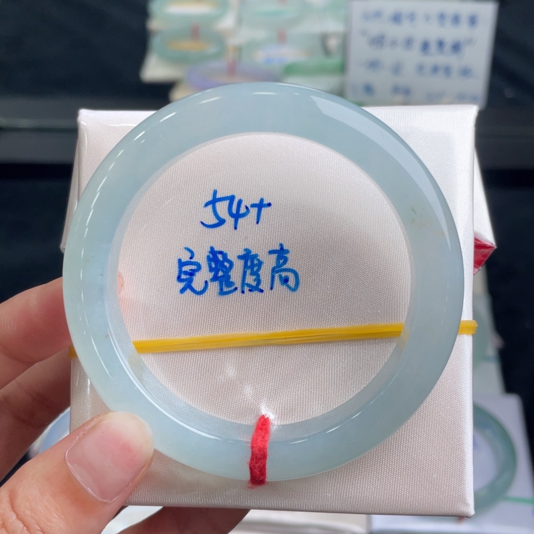 翡翠手镯未镶嵌翡翠手镯