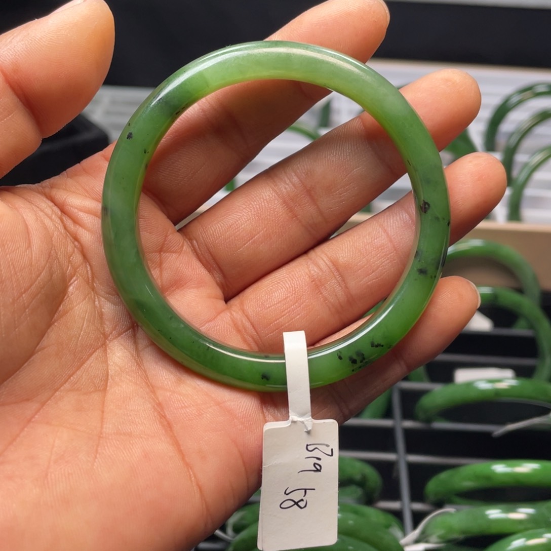 和田玉（碧玉）手镯未镶嵌瑕疵