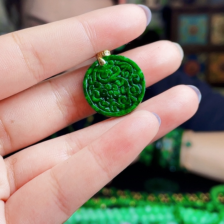 翡翠18K金镶嵌颈饰多样性