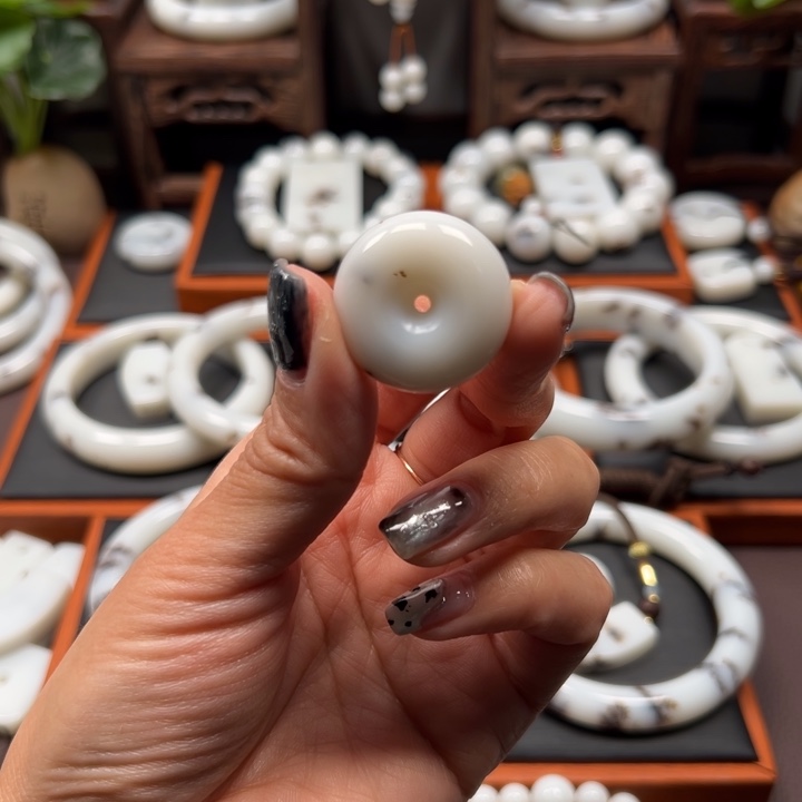 野****和田玉未镶嵌颈饰