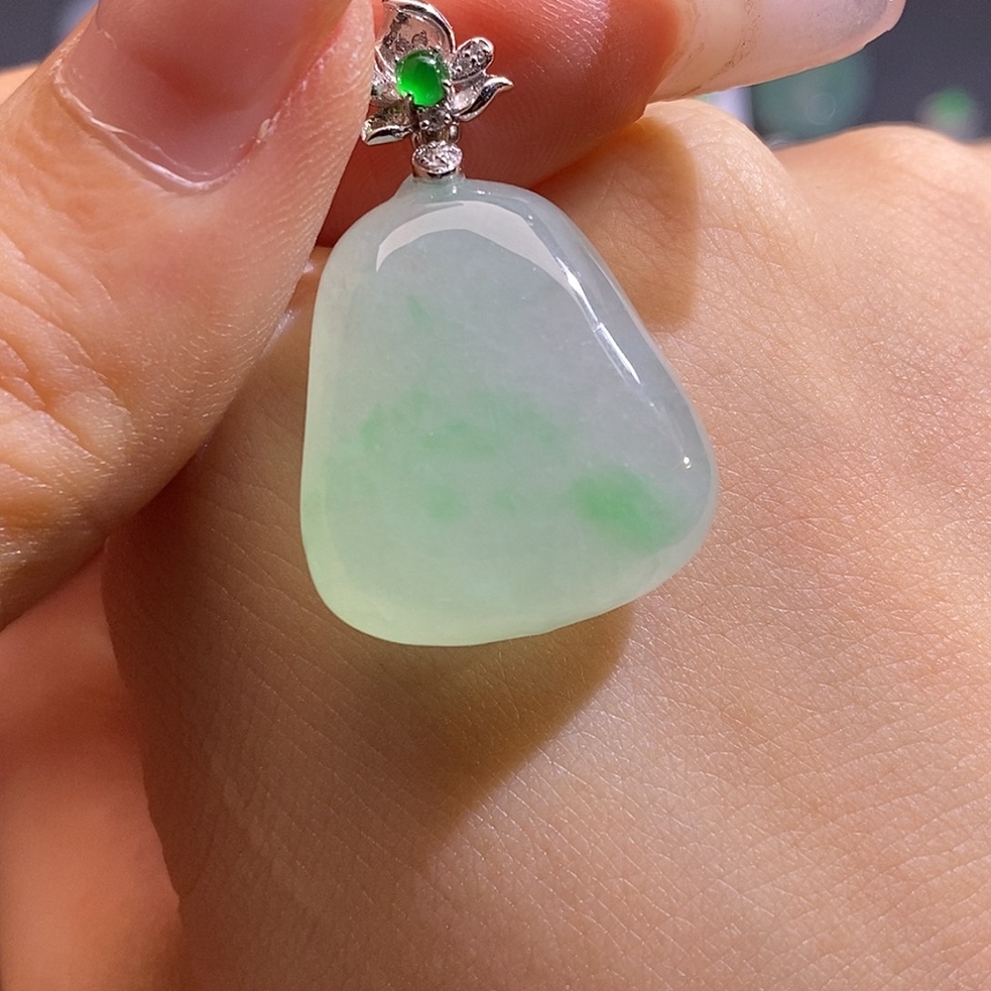 翡翠18K金镶嵌颈饰福瓜