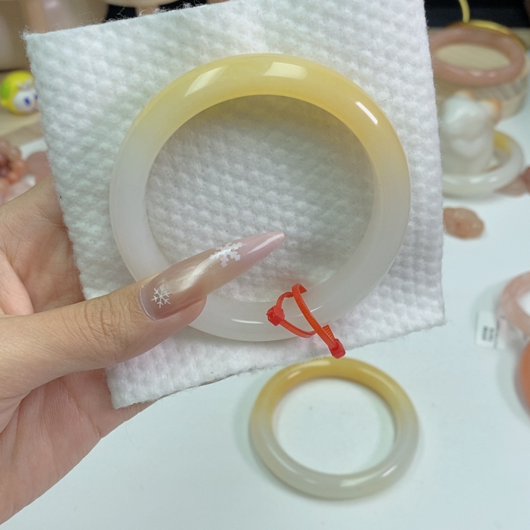 梅***儿石英质玉未镶嵌手镯