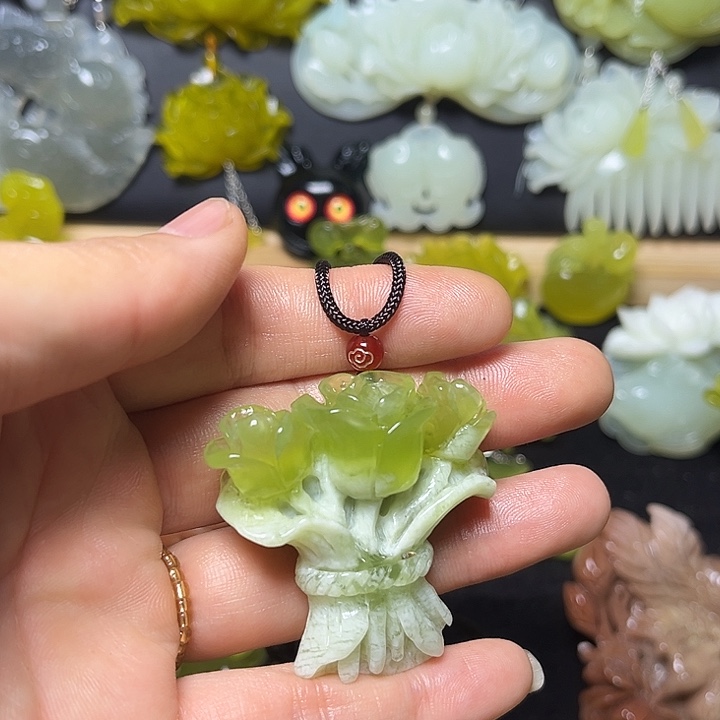 沅***月蛇纹石玉未镶嵌颈饰