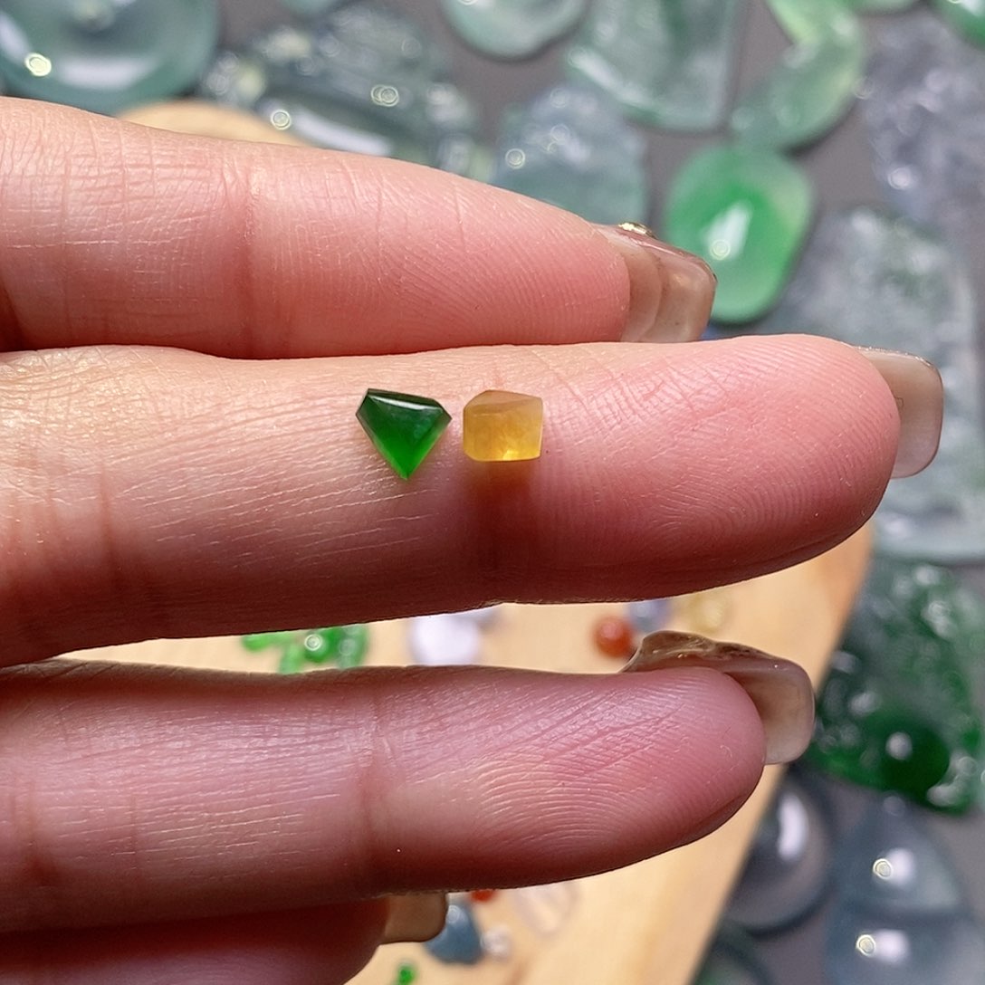 翡翠颈饰未镶嵌薇*翡翠