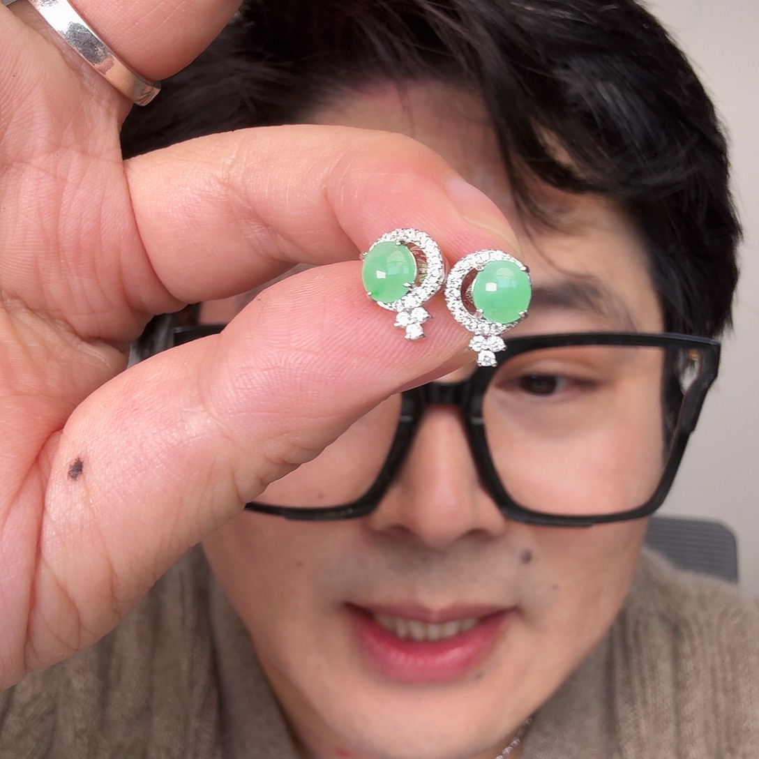 翡翠未镶嵌颈饰一对