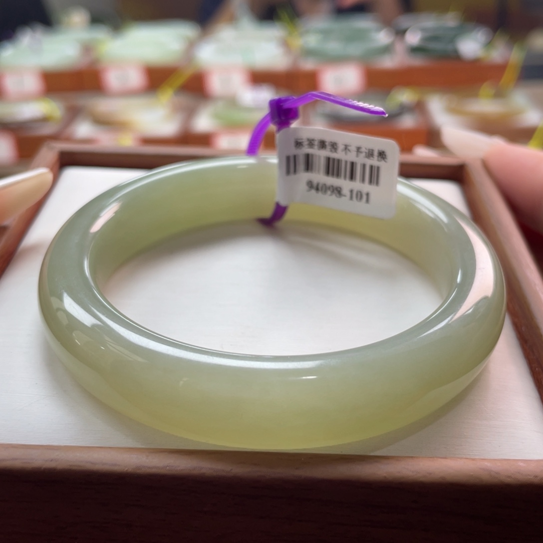 【闪购商品】和田玉手镯未镶嵌56/57