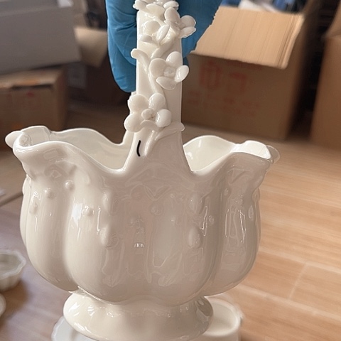 白瓷缺小花瓣提篮