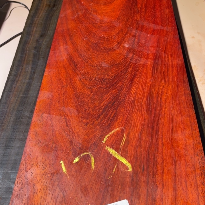 用***1端景台紫檀木类红花梨木，以直播间为准