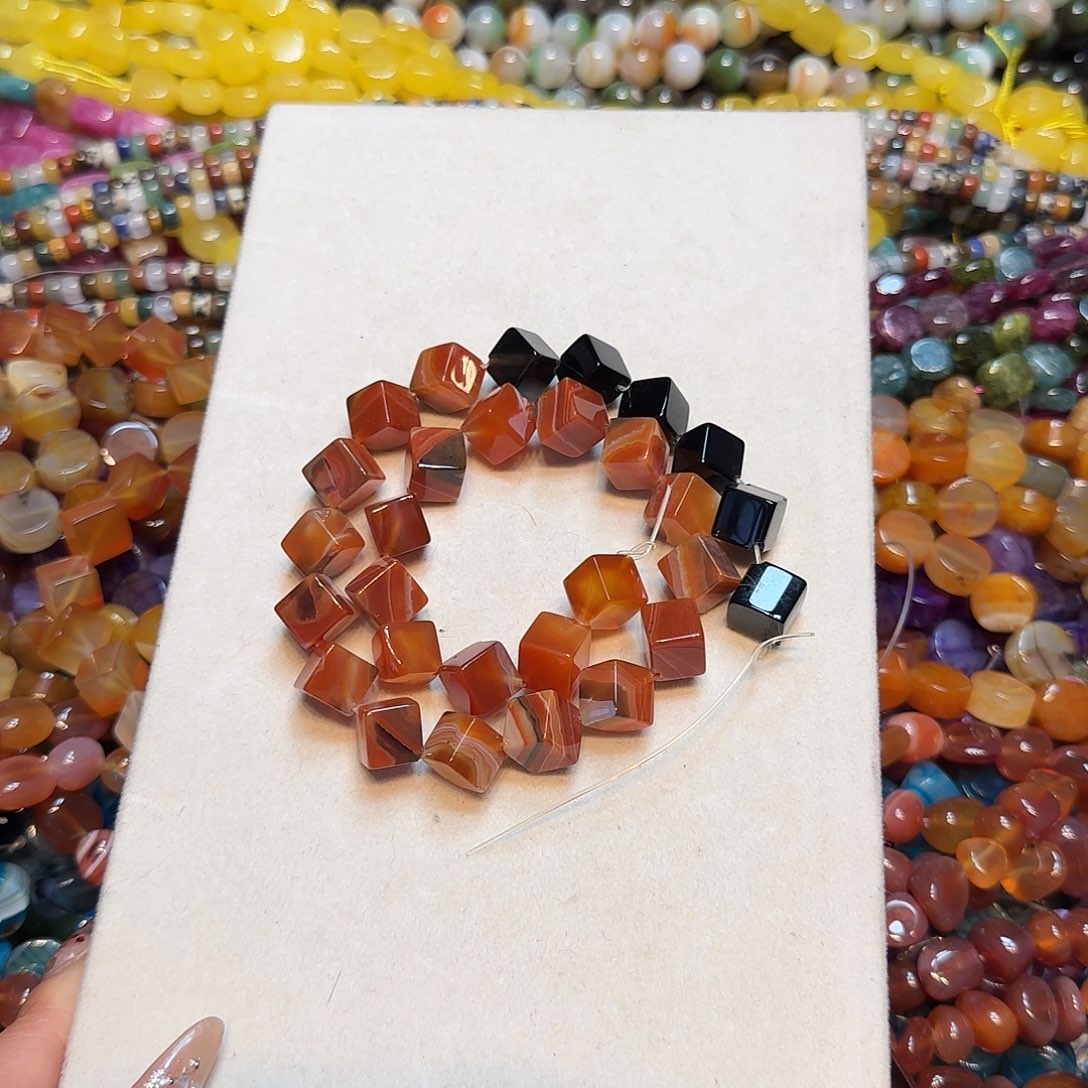 黄***霖玛瑙/玉髓未镶嵌珠宝半成品红玛瑙斜方一条