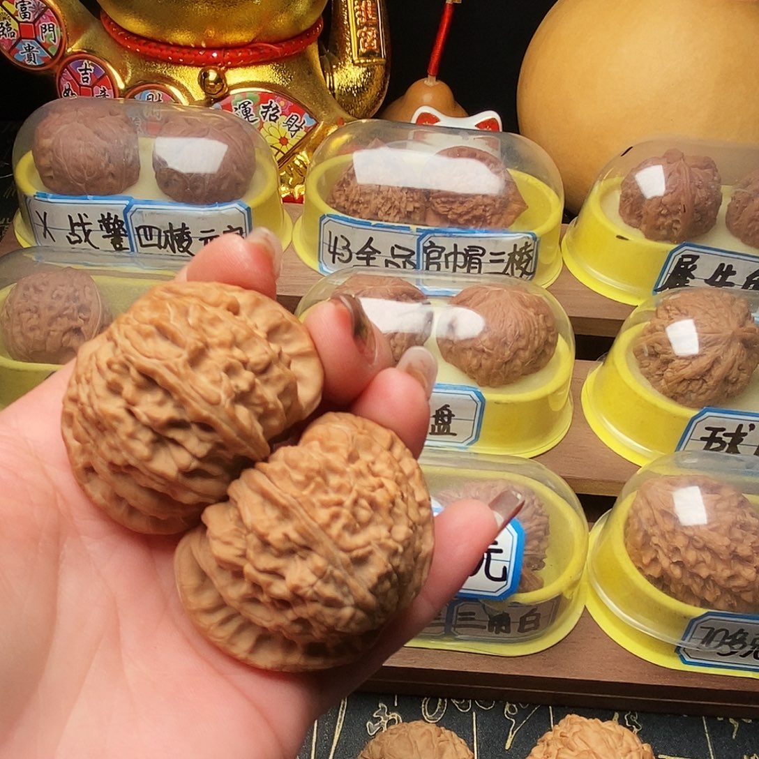 白狮子文玩核桃把脸