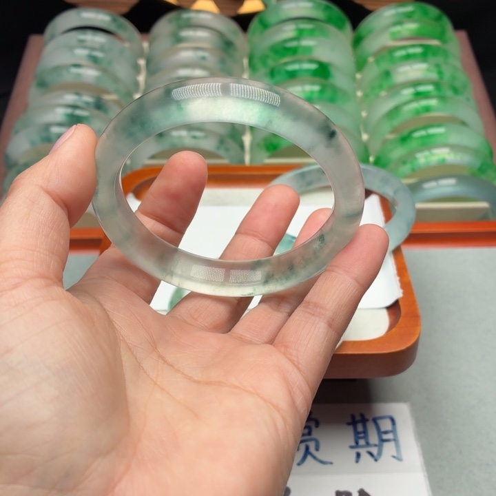 紫***石英质玉未镶嵌手镯