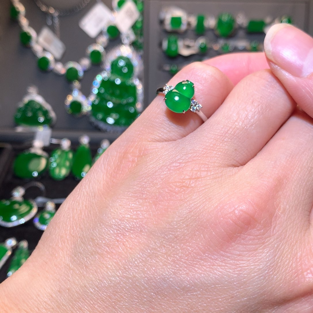 翡翠戒指18K金镶嵌天然翡翠