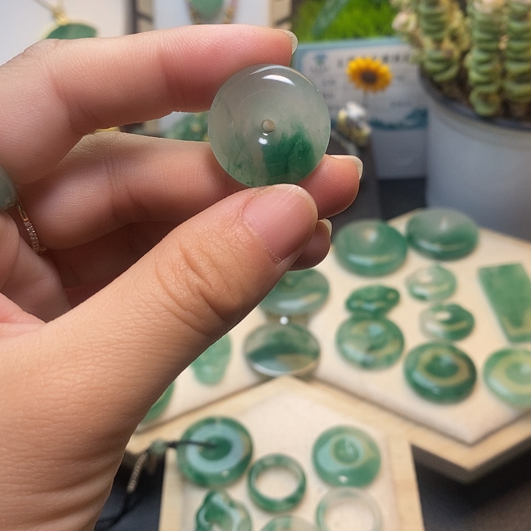 颈饰未镶嵌石英质玉