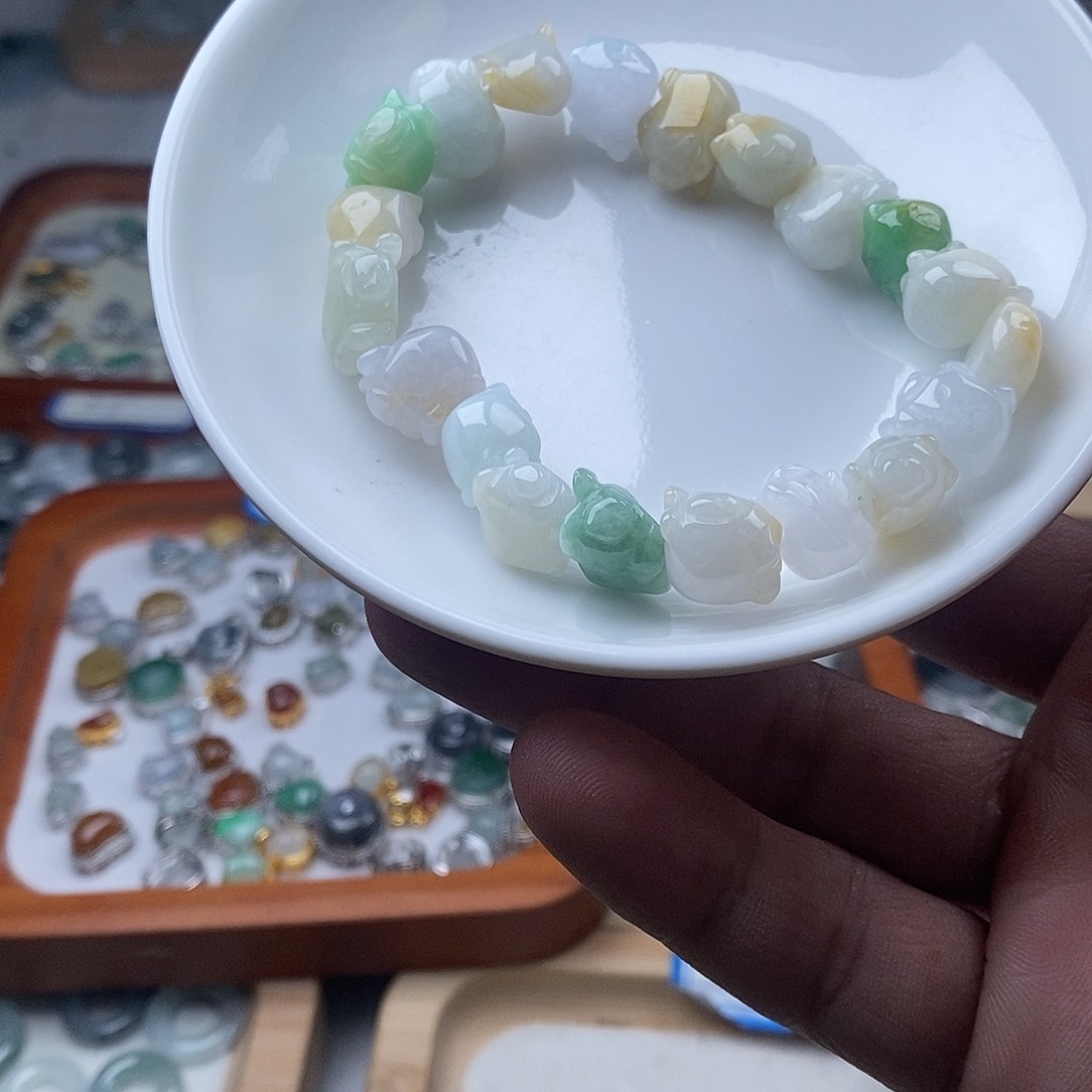 翡翠颈饰未镶嵌小猪手串