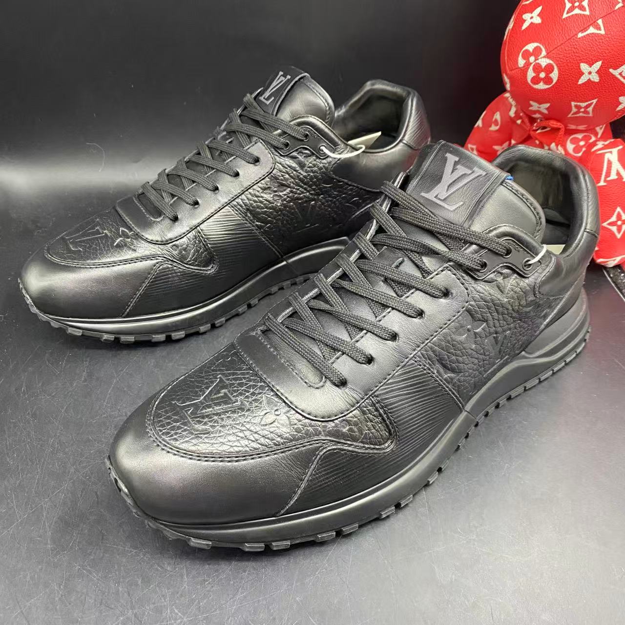 95新 LouisVuitton/路易威登 黑老花荔枝纹运动鞋42.5欧码kke444