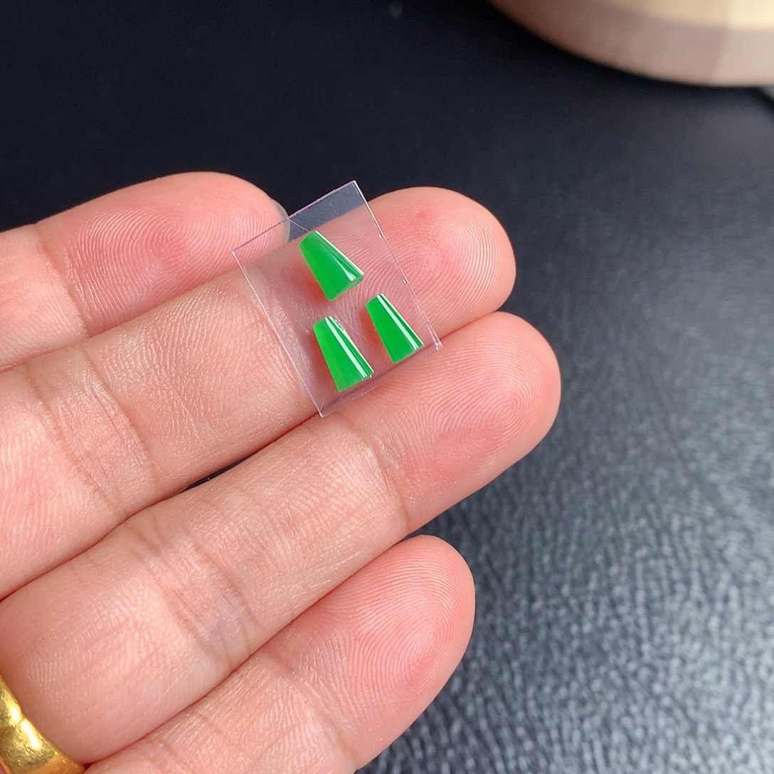 翡翠裸石缅甸天然A货翡翠阳绿条形