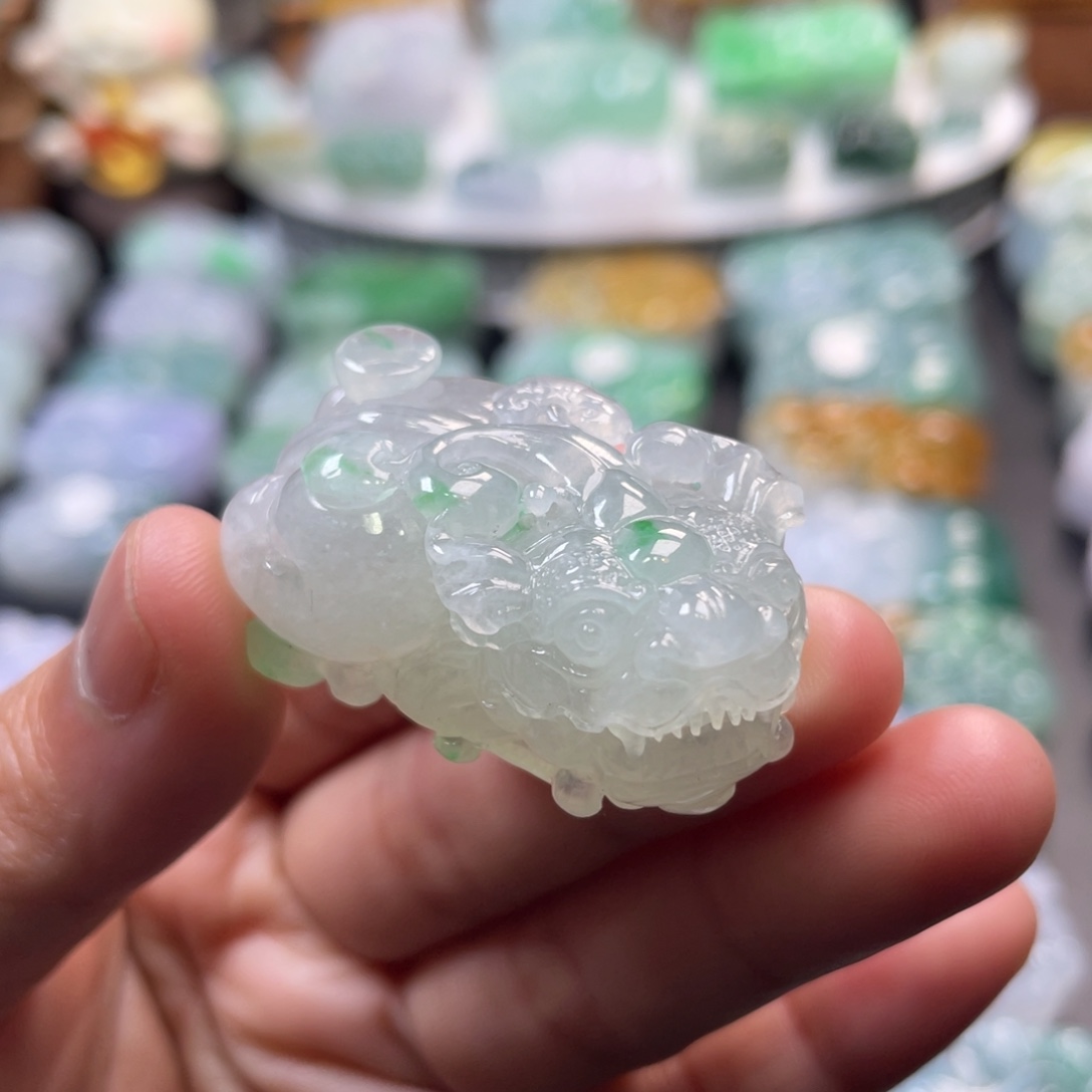 翡翠未镶嵌颈饰貔貅