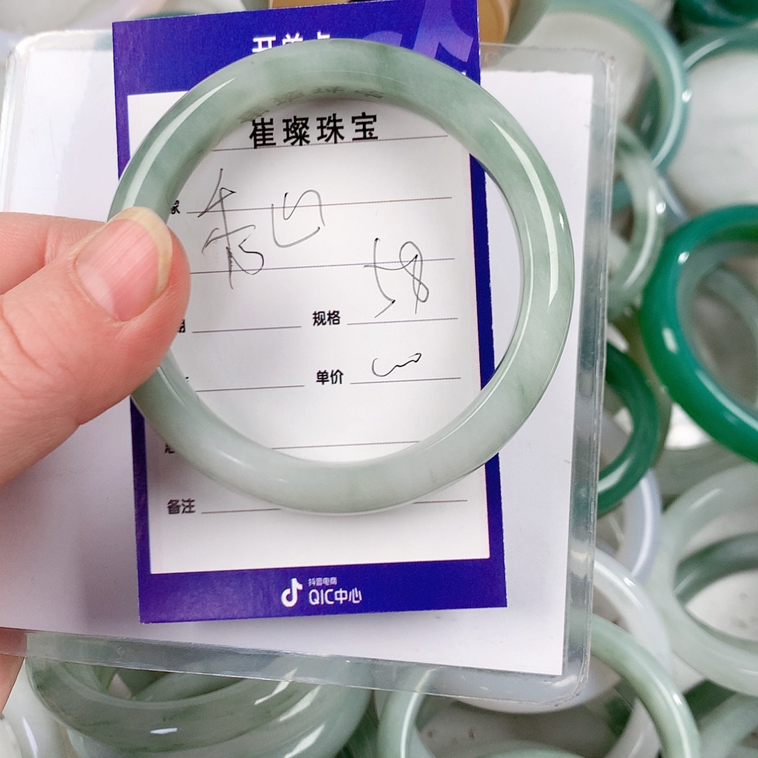 石英质玉手镯未镶嵌秀****鞋