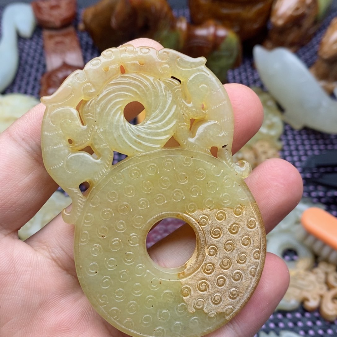 蛇纹石玉颈饰未镶嵌