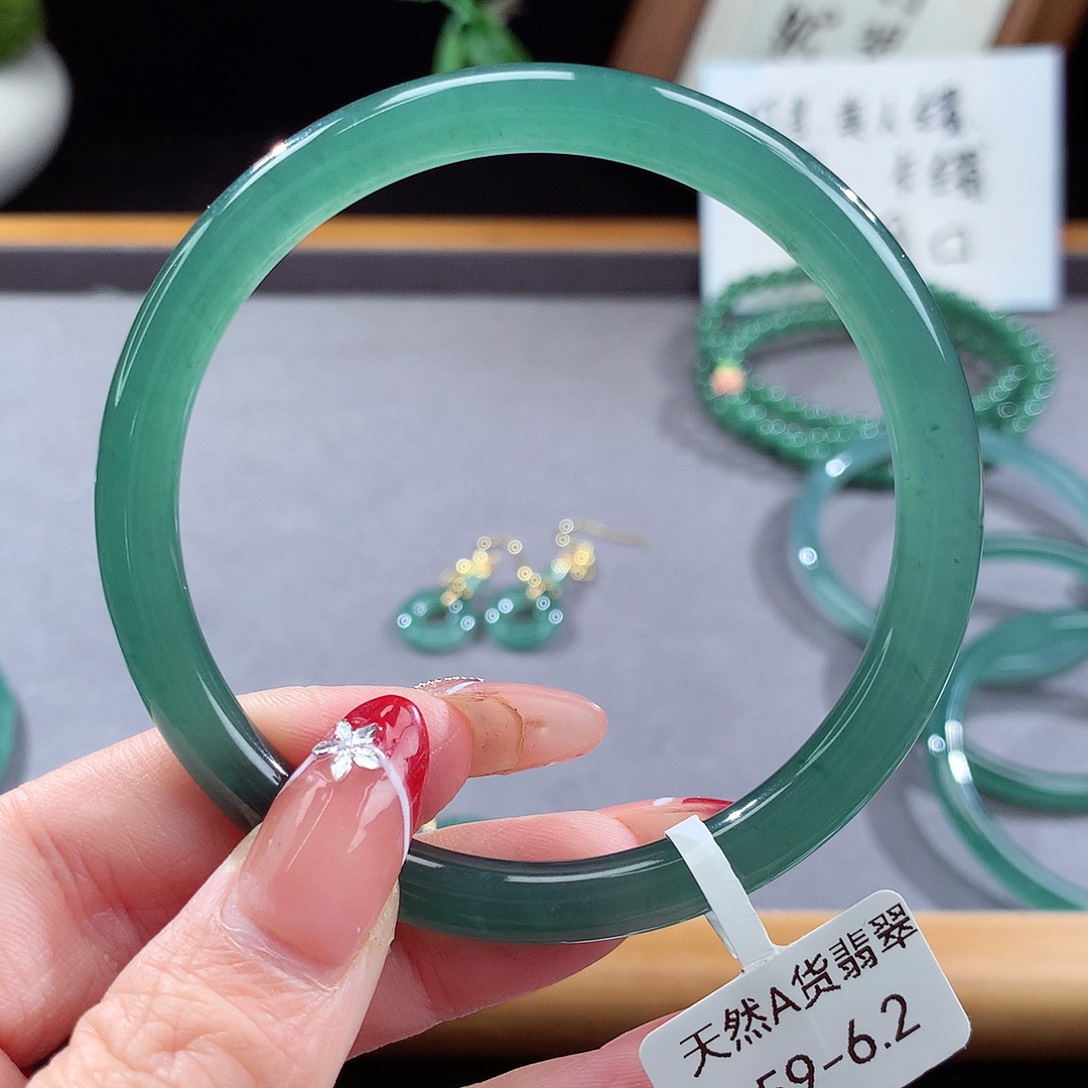 翡翠手镯（圆镯）未镶嵌