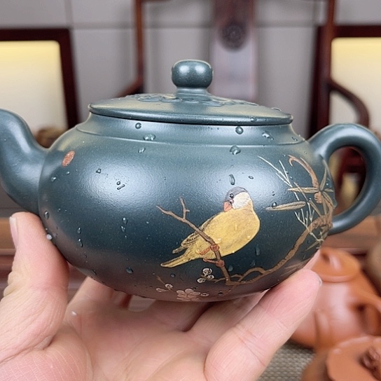 紫砂茶壶是的……是个