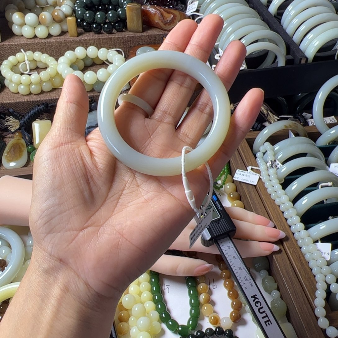 ****酱和田玉（糖玉）未镶嵌手链