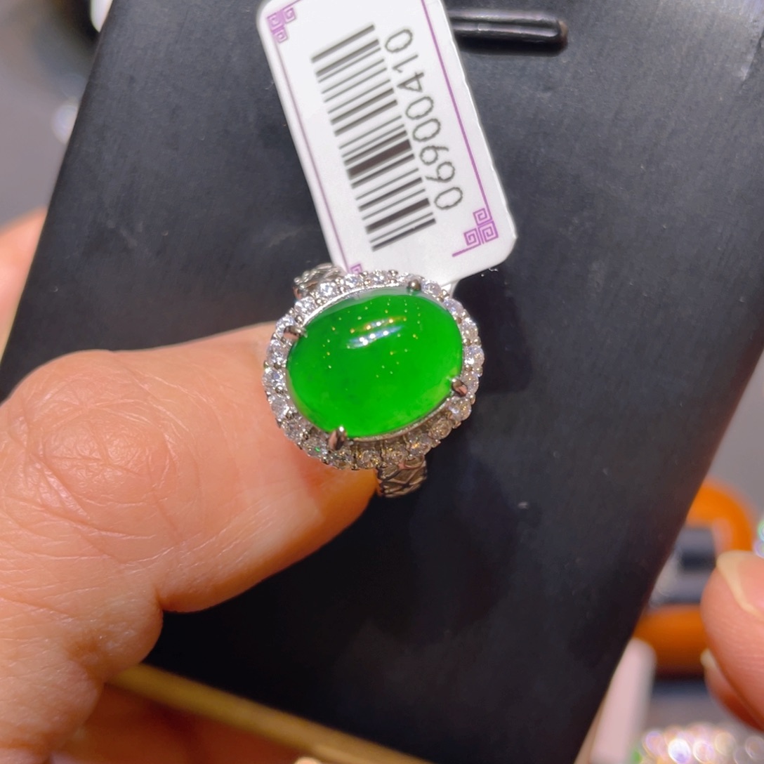 翡翠未镶嵌颈饰戒指