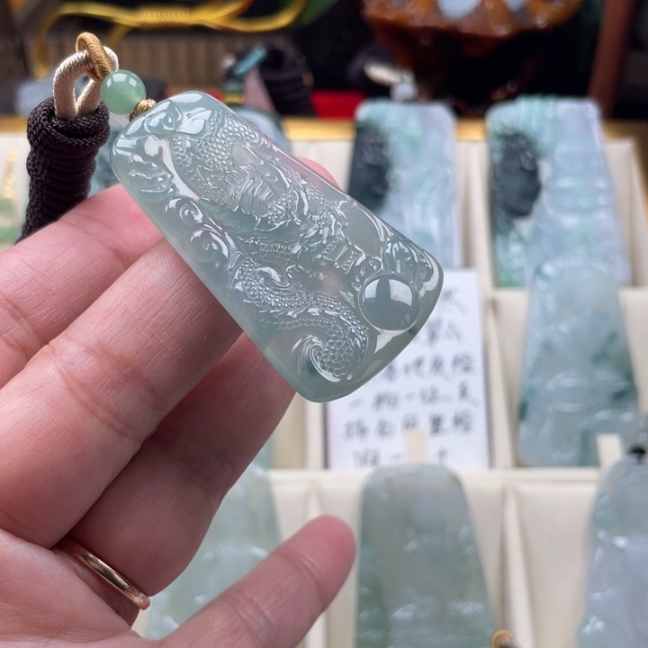 翡翠未镶嵌颈饰玉