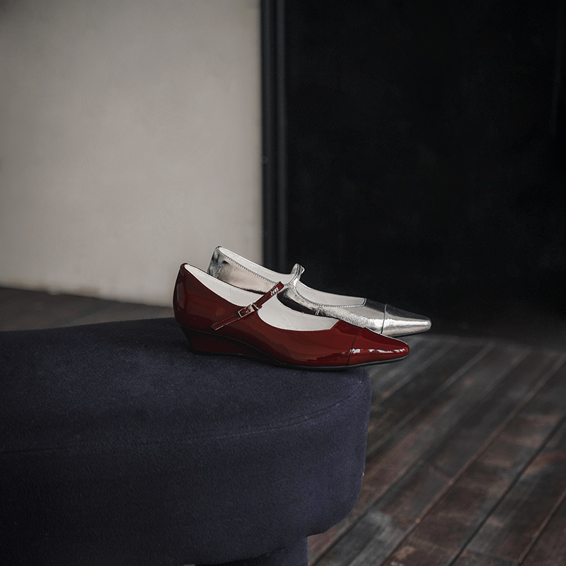 COVONTY「original」创意设计 坡跟银色玛丽珍女浅口尖头显瘦单鞋