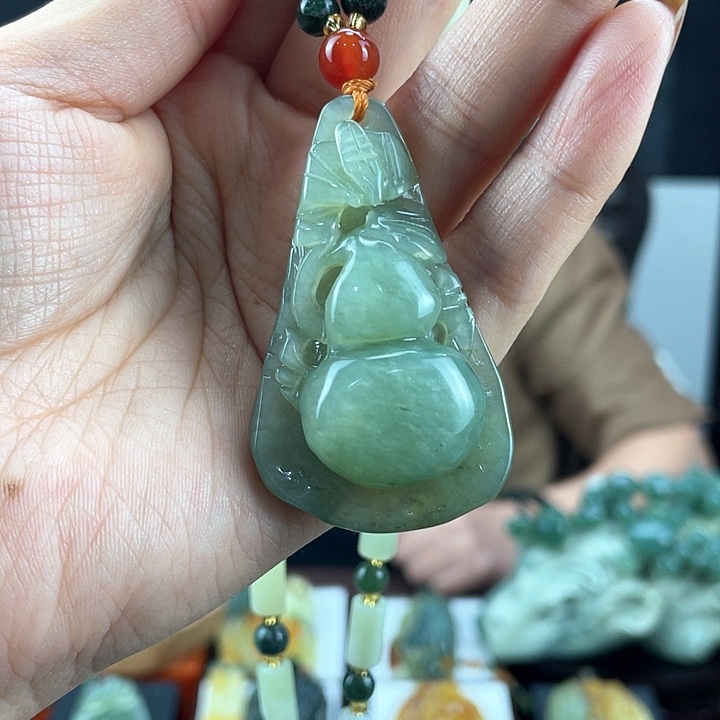蛇纹石玉颈饰未镶嵌