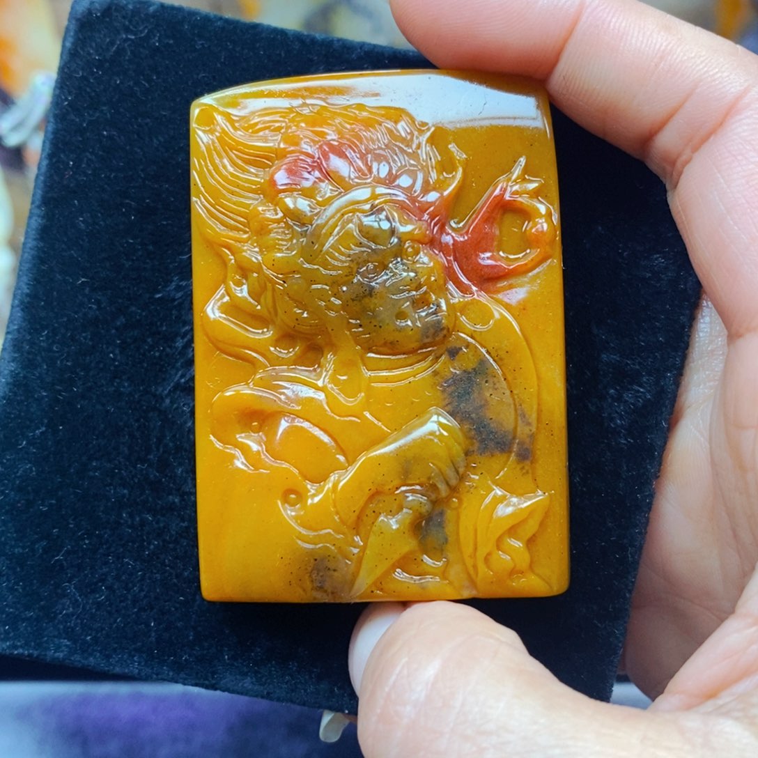 未镶嵌石英质玉（黄龙玉）颈饰